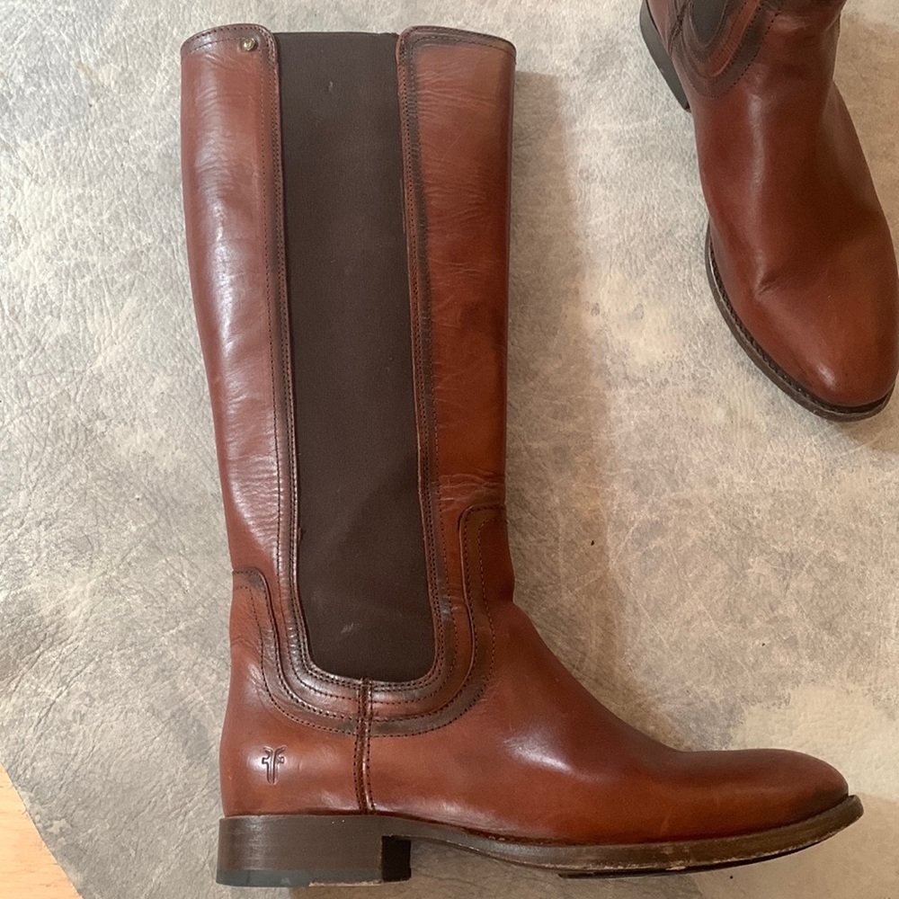 Size 8 pull on Frye boots